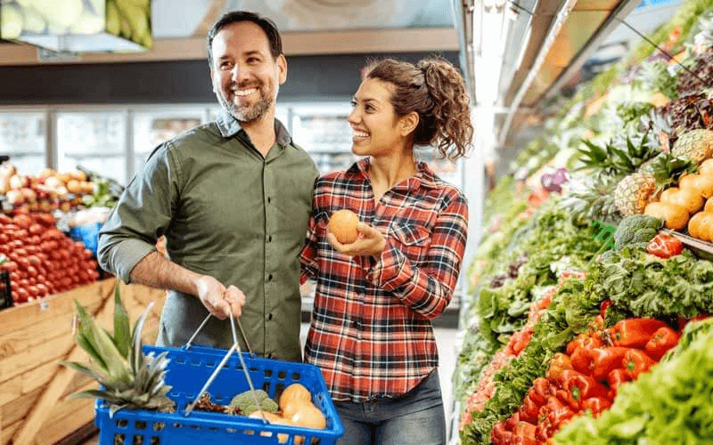 pareja comprando comida