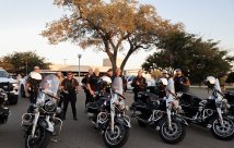 La policía posa con sus motocicletas durante el izamiento de la bandera de NWTHS