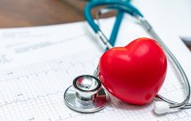 Un corazón rojo y un estetoscopio.