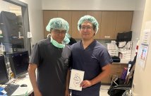 Los doctores Trinidad y Desai sostienen un cartel de Barostim